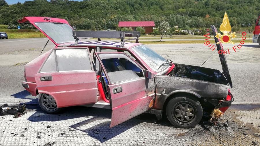 images Incendio autovettura nel parcheggio del parco commerciale "I Due Mari" a Lamezia Terme 