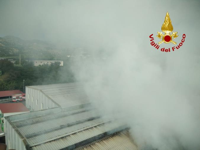 Incendio in impianto rifiuti, scuole chiuse a Locri e Siderno 