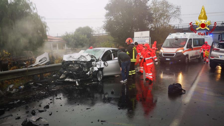 Scontro frontale fra due auto sulla statale 107: cinque feriti