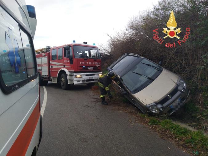 images Finisce in un canalone con la sua auto a Gizzeria, messo in salvo il conducente