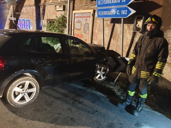 images Auto si schianta contro un muro a Borgia, quattro i ragazzi feriti: due in prognosi riservata