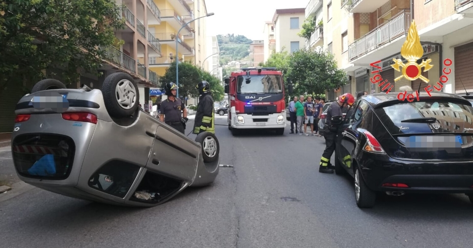 images Lamezia Terme, in via dei Mille si ribaltano due auto: conducenti illesi 