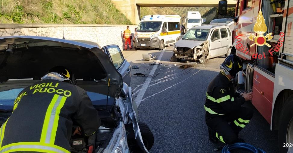 images Scontro tra due auto a Stalettì: disagi alla viabilità