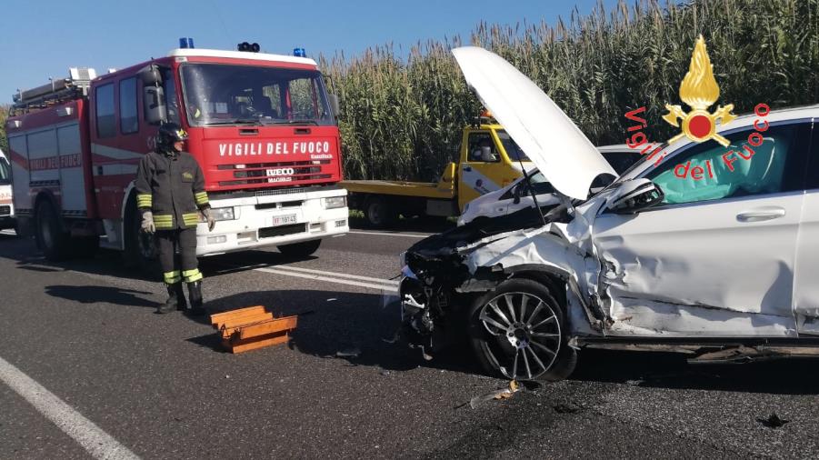 images Scontro tra due auto a Lamezia Terme, disagi alla viabilità