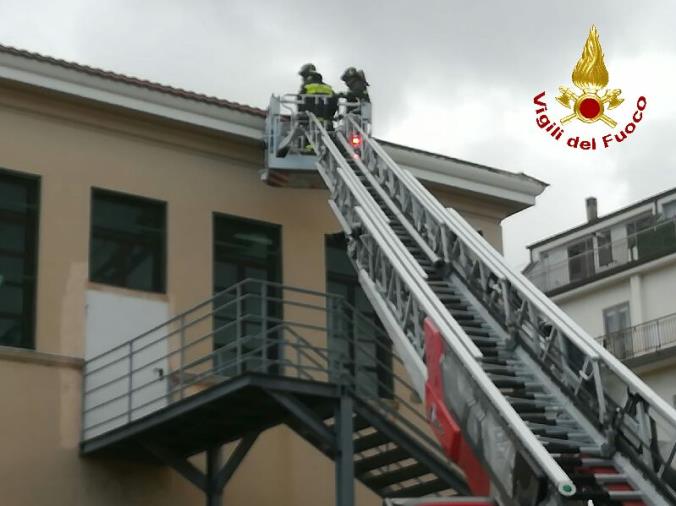 Pioggia e vento flagellano la Calabria. A Vibo Valentia scoperchiato il tetto di una scuola 