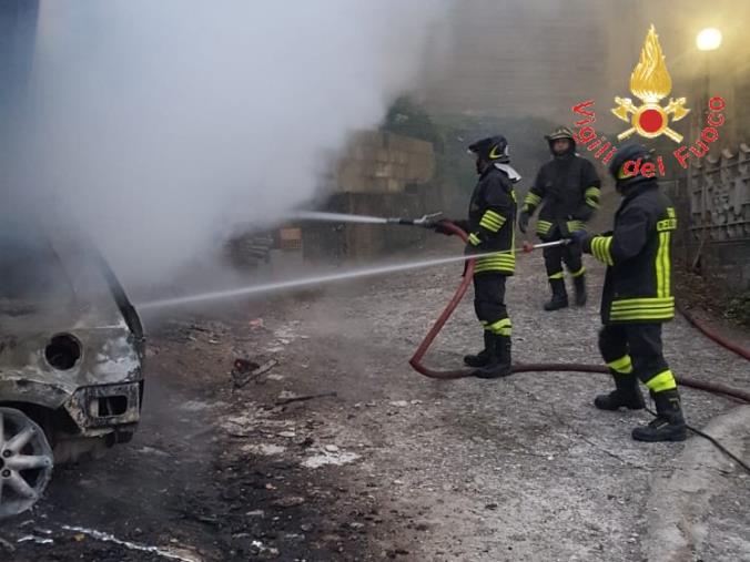 Due auto in fiamme a Cicala, l'ipotesi più accreditata il malfunzionamento dell'impianto elettrico di una delle vetture 