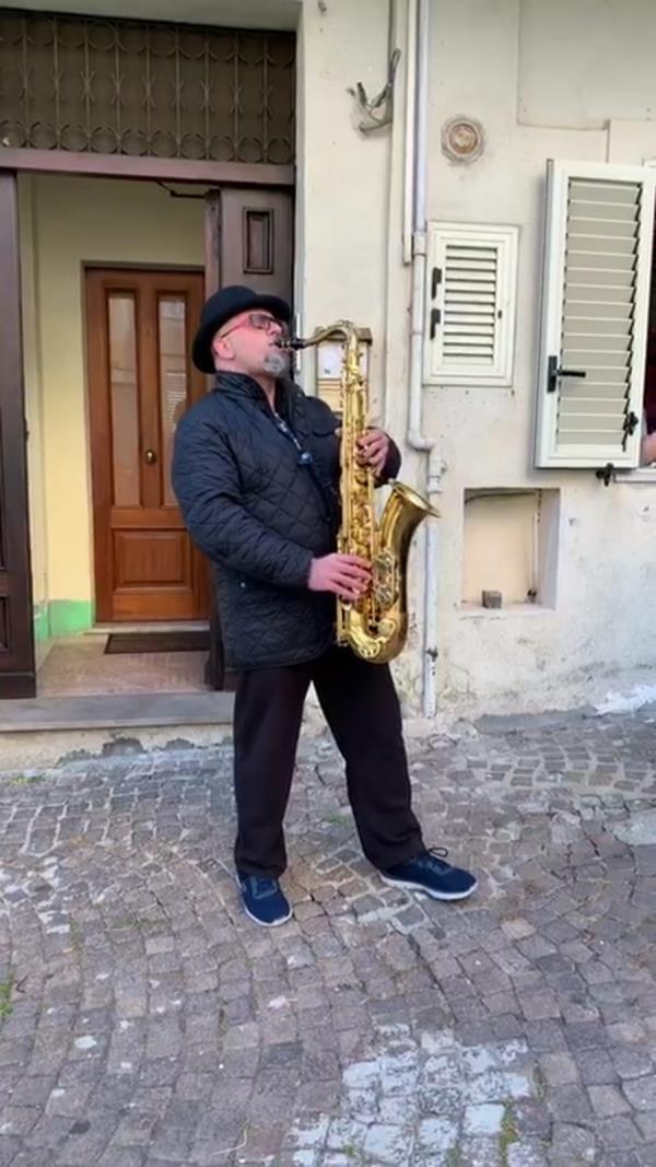 images Il sax di John Nisticò protagonista del flashmob nel rione Maddalena (VIDEO)