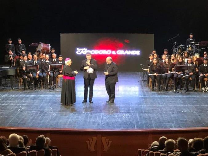 Cultura, spettacolo, solidarietà e spiritualità con il “Premio Cassiodoro il Grande” al teatro Politeama