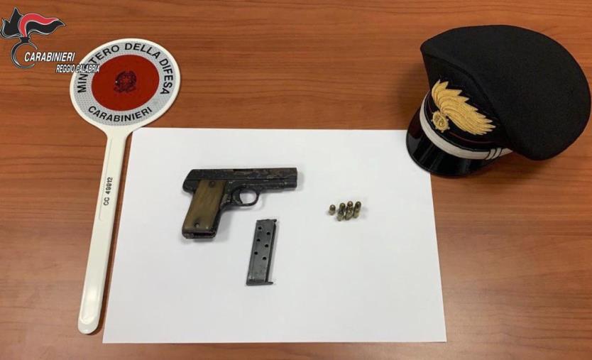 I carabinieri trovano una pistola con 7 colpi in un giardinetto pubblico di Locri