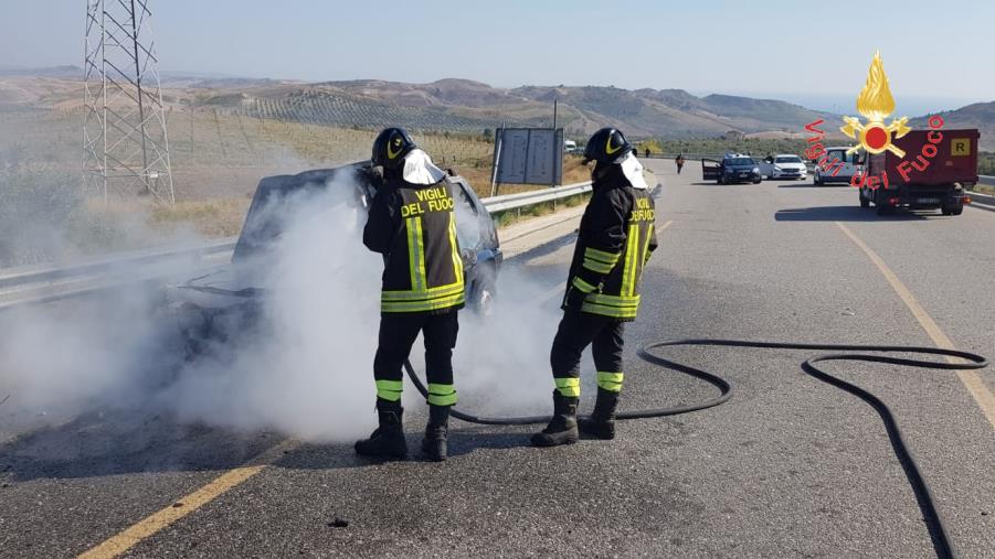 images Autocarro in fiamme nel comune di Drapia: illeso il conducente 