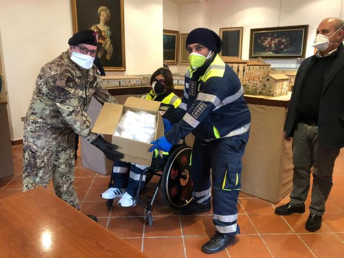 images Coronavirus. L’associazione “Noi con Voi" di San Marco Argentano dona all'Esercito Calabria i dispositivi di sicurezza