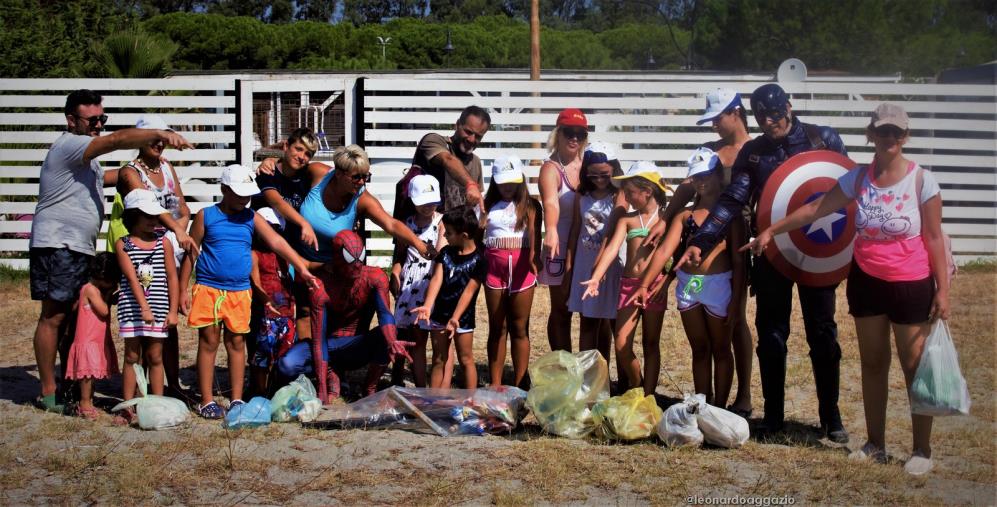 images I supereroi hanno raccolto i rifiuti sulla spiaggia di Giovino grazie all'iniziativa dell'associazione La Vie