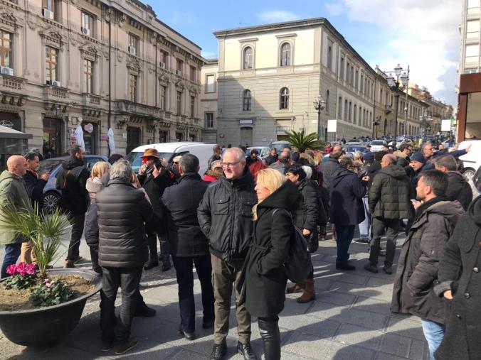 images In piazza a Catanzaro con il naso rosso prima del Consiglio comunale: "Noi offesi dalla politica"