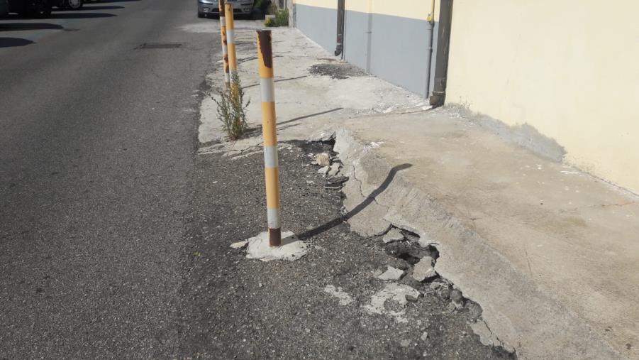 images Catanzaro, fratture sulla strada di via Carlo V: preoccupazione dei residenti