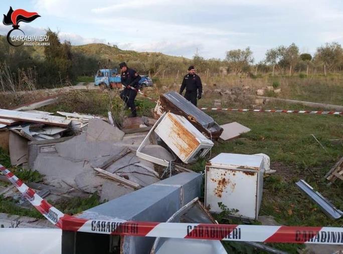 Trasportavano e accantonavano rifiuti senza autorizzazione: due fratelli di Africo denunciati dai carabinieri

 