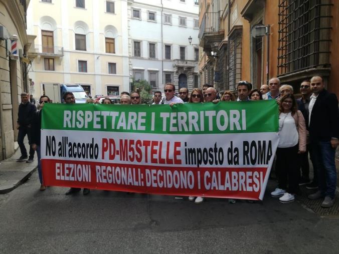 images Regionali, il Pd Calabria consegna 5 mila firme alla segreteria nazionale: "Vogliamo le primarie"