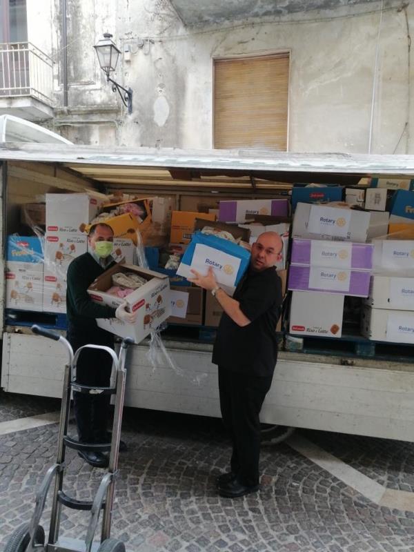 Coronavirus. Il Rotary Club Catanzaro Tre Colli dona 140 pacchi di cibo alle famiglie bisognose