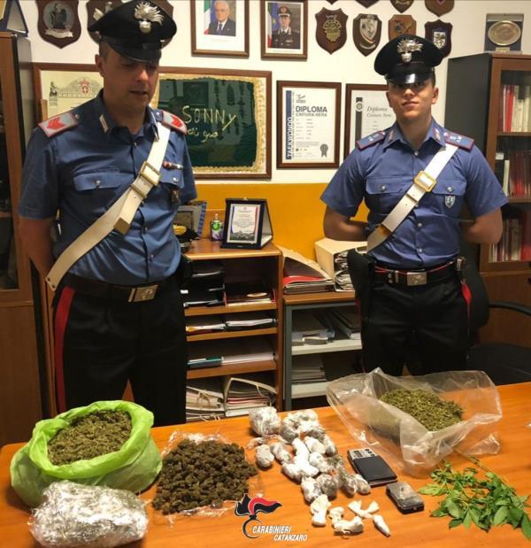 images Cocaina e marijuana in una casa del centro storico di Catanzaro, resta in carcere uno dei due giovani beccati dai carabinieri