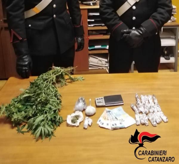 Curinga, con tre chili di droga e armi: arrestato disoccupato 