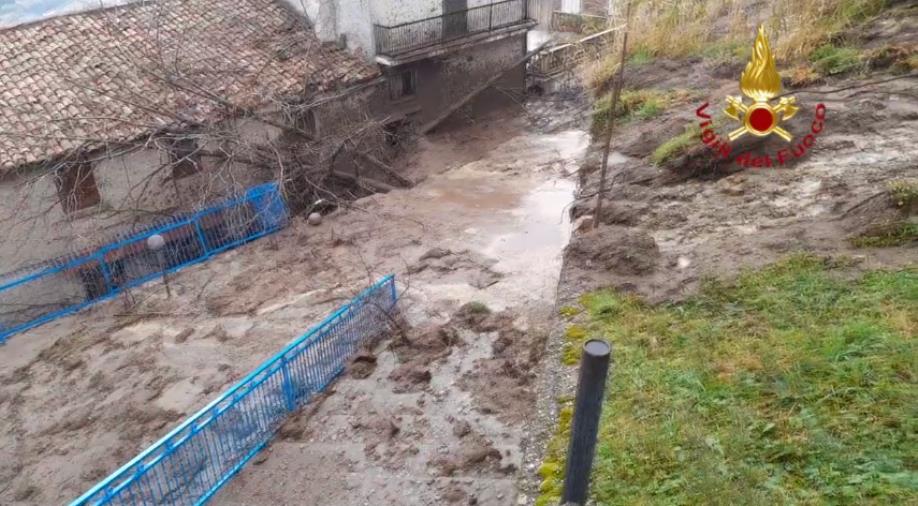 Frana a Rota Greca, 35 persone evacuate dalle loro abitazioni 

