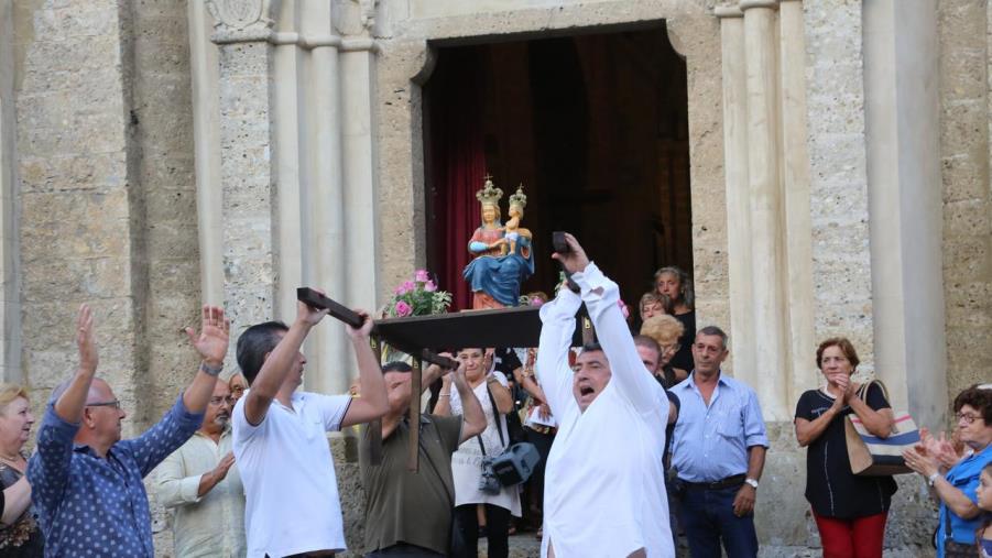 images Presunto inchino alla processione a Ventimiglia, la Diocesi annuncia: «Provvedimenti se ci sono stati abusi»