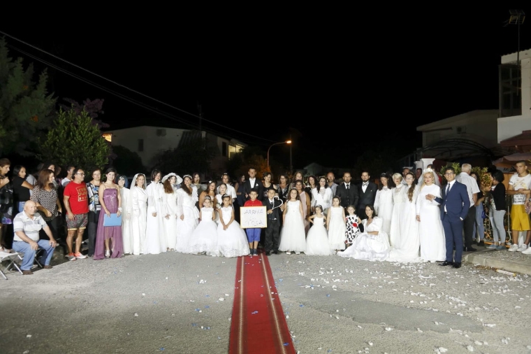 images La sfilata "Abiti da sposa vintage" ha animato il villaggio Carrao
