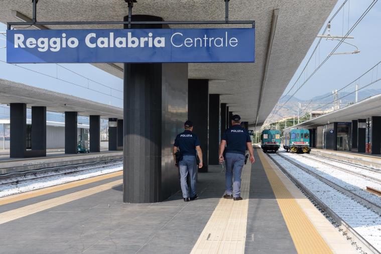 images Passeggiava con aria confusa sul marciapiede del binario della stazione di Reggio Calabria, la Polfer lo affida ai familiari 