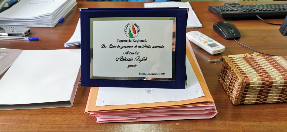 La Fiamma Tricolore dona una targa al sindaco di Riace  