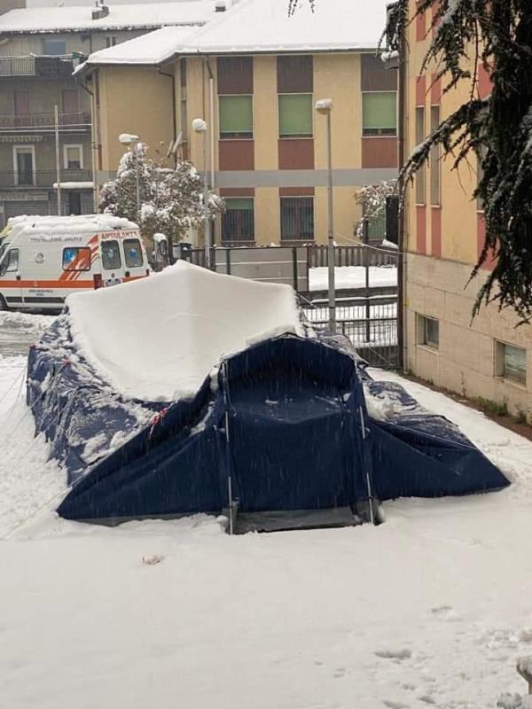 images Coronavirus. A San Giovanni in Fiore la neve affossa la tenda pre-triage della Protezione Civile 