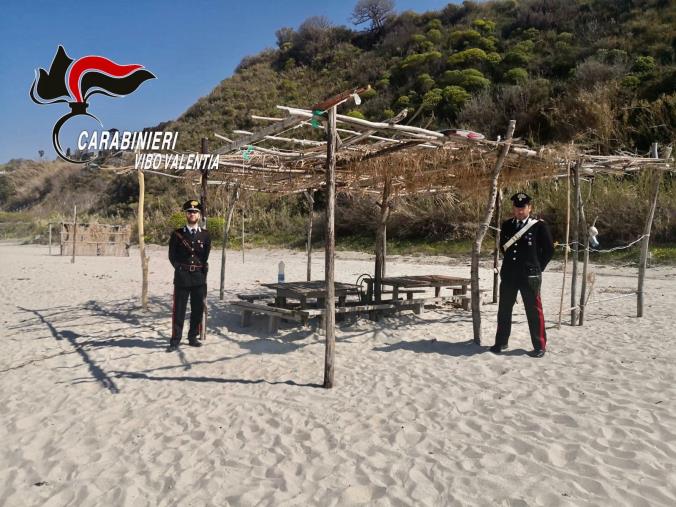 images Coronavirus. Cinque furbetti del virus giocano a carte sulla spiaggia di Parghelia, alla vista dei carabinieri in tre tentano la fuga: tutti denunciati