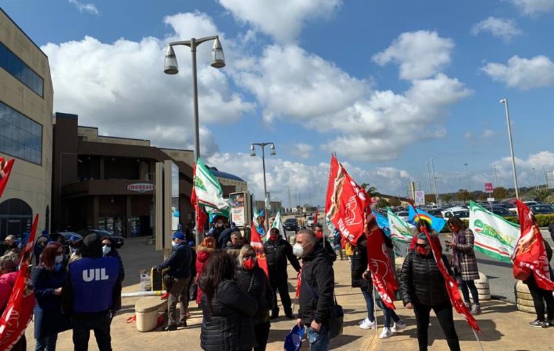 Lavoratori del Carrefour di Lamezia in protesta. I sindacati: "Raggiunto l'accordo sulla cassa integrazione"