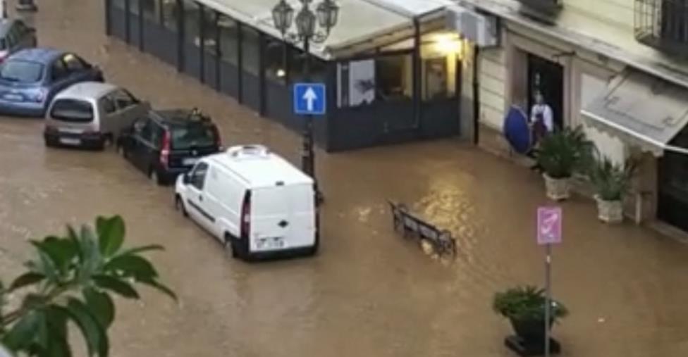 images Lamezia Terme, le proteste delle associazioni:"Dopo il maltempo la città è rimasta sporca di fango: nessuno pulisce"