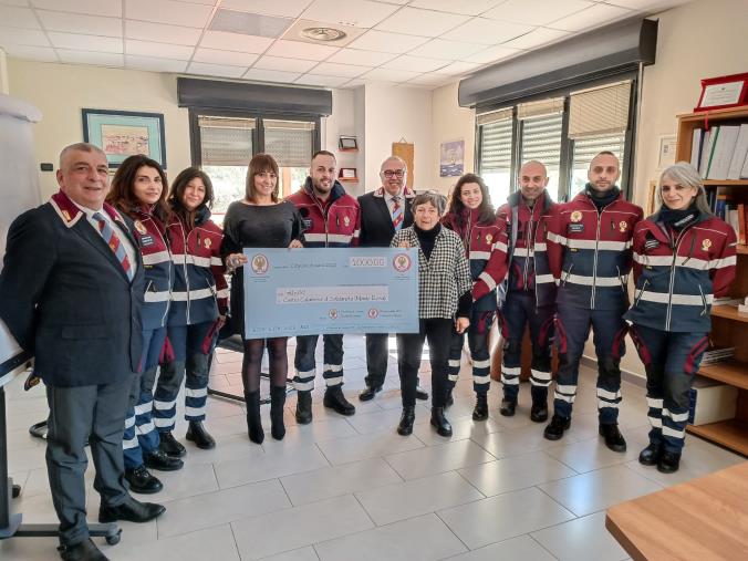 images Catanzaro, i volontari dell'Associazione nazionale Polizia di Stato donano a “Mondo Rosa” un assegno di 1000 euro
