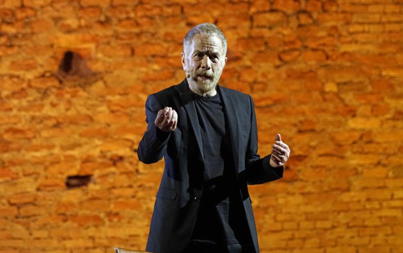 images A lezione con il maestro Gabriele Lavia sul palco dello Scolacium. Affascinano i versi di Leopardi interpretati dall'attore