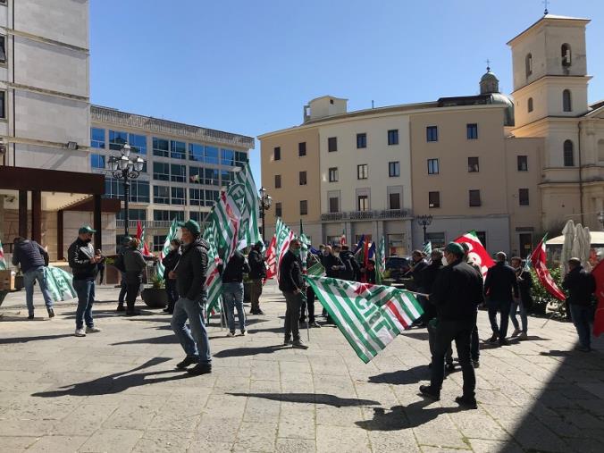 Lavoratori agricoli in piazza per manifestare contro l’esclusione dal Decreto sostegni 