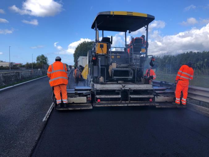 images Proseguono i lavori di pavimentazione lungo la SS280 "Dei due mari" a Catanzaro (FOTO)