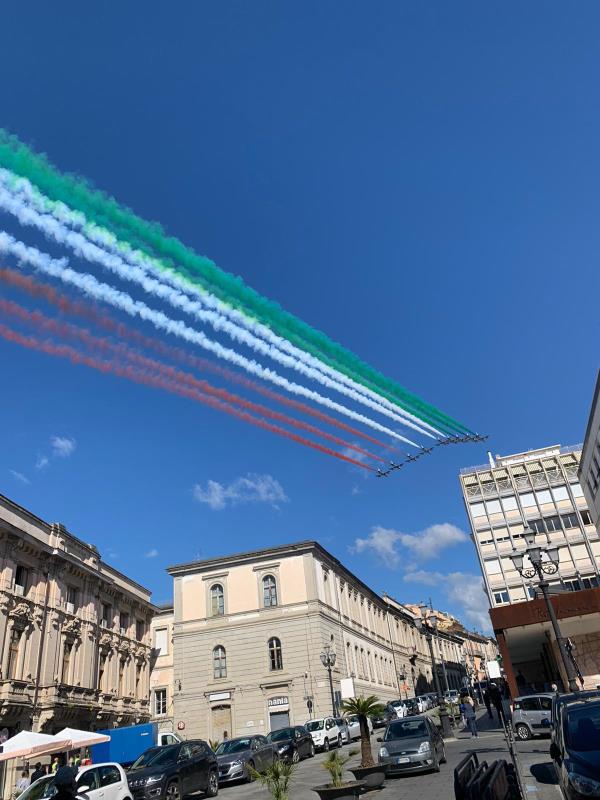 images Le Frecce tricolore tingono il cielo di Catanzaro  (VIDEO)