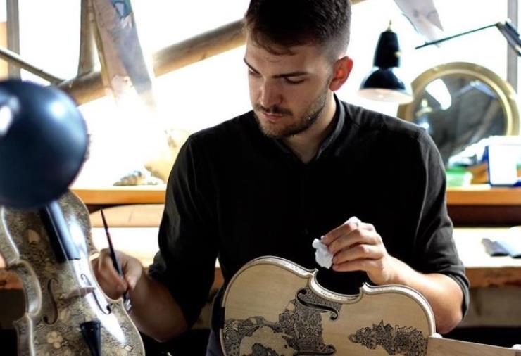images Leonardo Frigo, il 27enne italiano che a Londra dipinge la Divina Commedia sui violini (VIDEO e FOTO)