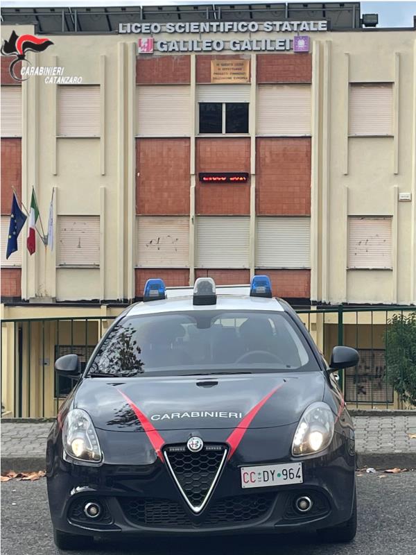 images Cultura della legalità e Dad: i carabinieri tra i “banchi virtuali” del Liceo "Galilei" di Lamezia Terme