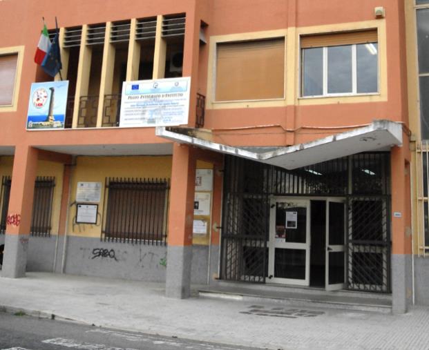 Niente riscaldamenti e odore di fogna: continua la protesta degli studenti della scuola Gravina di Crotone