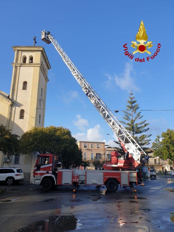 images Il vento spezza la croce della chiesa Santa Maria di Porto Salvo a Catanzaro Lido: intervento dei vigili (FOTO)