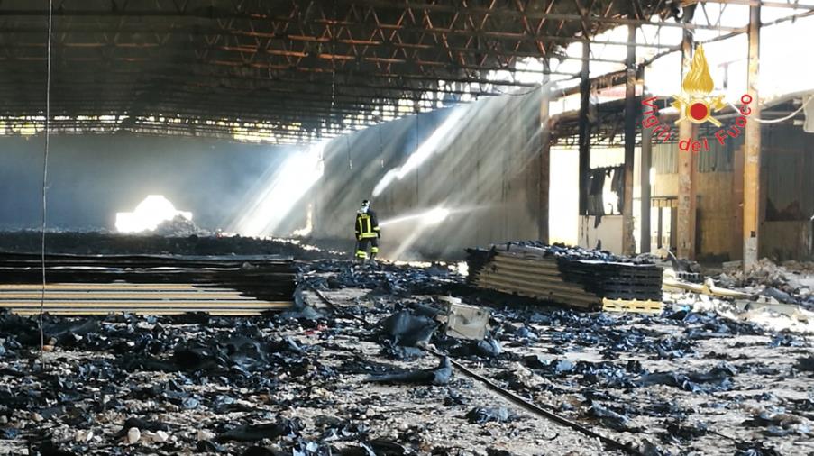 In fiamme un capannone a Viale Magna Graecia