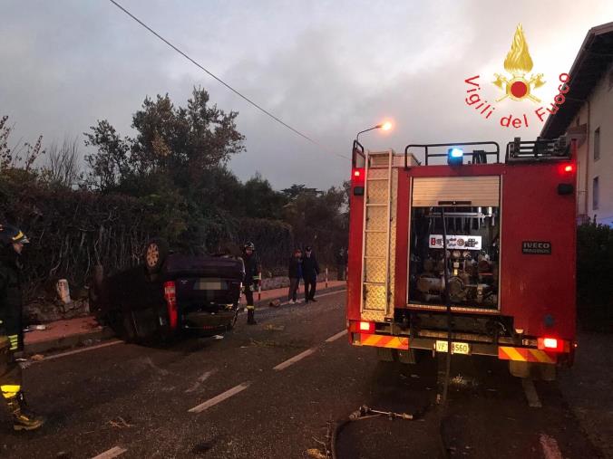 images Borgia, un'auto perde il controllo e si ribalta: l'autista ricoverato in ospedale 