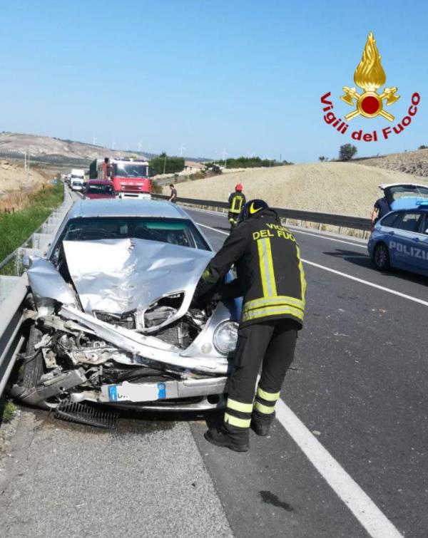 images Crotone, incidente tra due vetture: trasportati in ospedale gli automobilisti