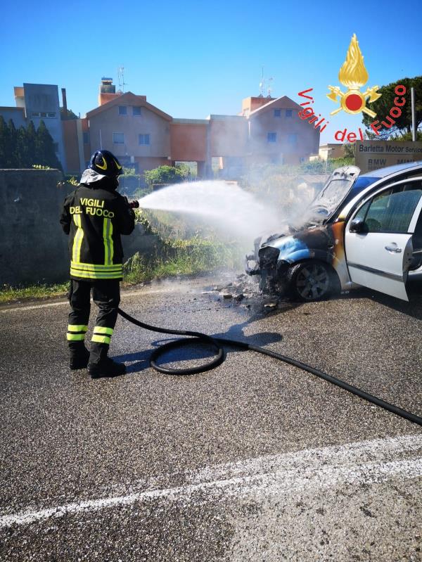 Fiamme dal vano motore sulla strada del Corace, a Tiriolo: giovane si salva uscendo dall'auto poco prima dell'incendio