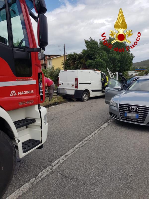 images Scontro frontale a Santo Ianni tra auto e furgone coinvolge una terza macchina: feriti lievi, di cui due in ospedale