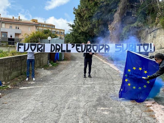 Spazio Sociale CasaDegrelle protesta per la situazione europea: "E' a dir poco avvilente" 