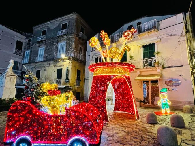images A Tropea si illumina il "Villaggio di Natale"