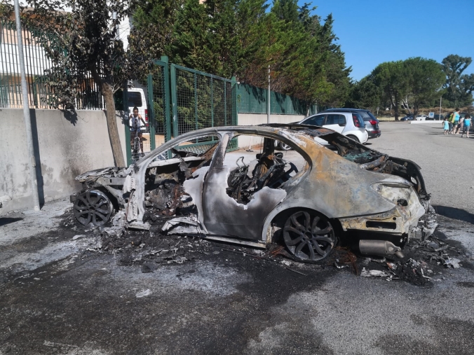 images A Mandatoriccio in fiamme l'auto di un ex dirigente comunale  