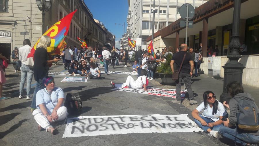 Catanzaro, i precari della sanità urlano in piazza il loro diritto al lavoro (VIDEO)